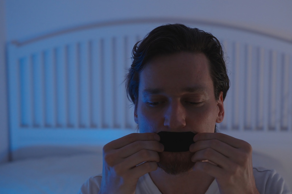 Plastrowanie ust podczas snu – skuteczna metoda czy internetowy mit